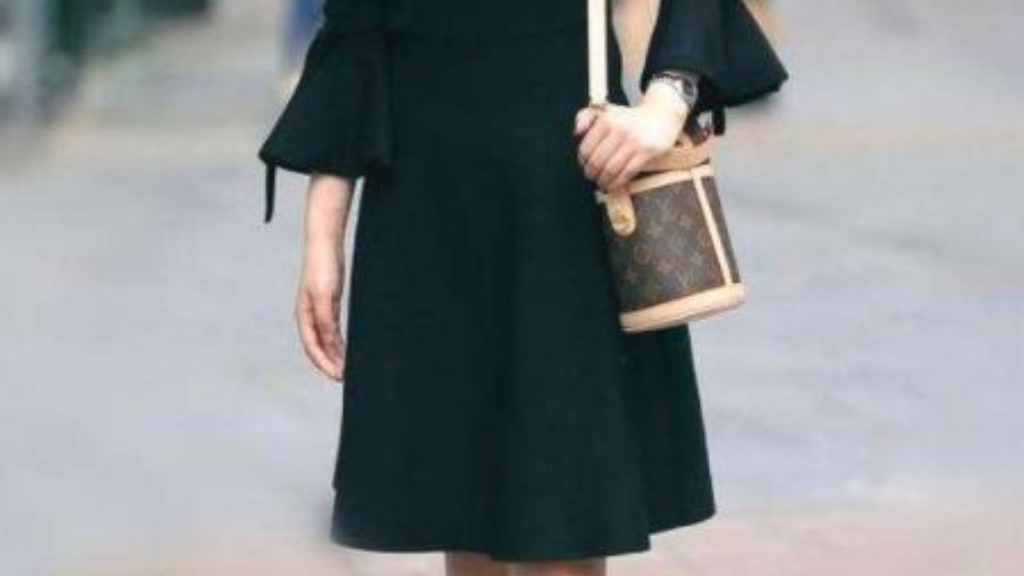 手机传奇手游哪个好？(传奇手游为什么叫第一人称？)插图